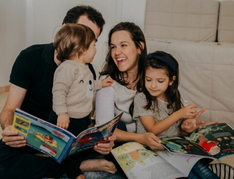 Eine Familie liest die Zeitschriften des Sailer Verlags.