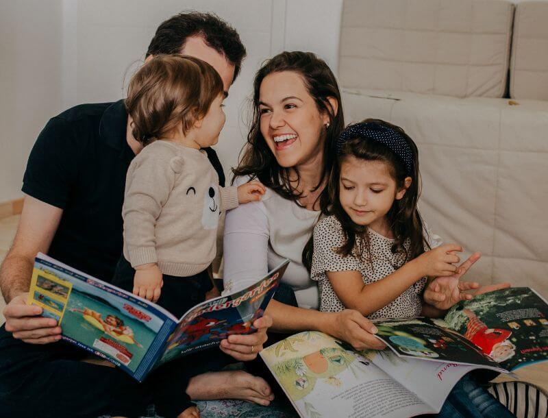 Eine Familie liest die Zeitschriften des Sailer Verlags.