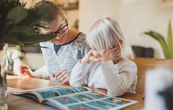 Blogbeitrag Wie lange glauben Kinder an den Weihnachtsmann Textbild; Kind und Mama lesen