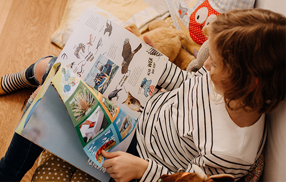Brauchen Kinder Zeitschriften Textbild; Kind liest konzentriert