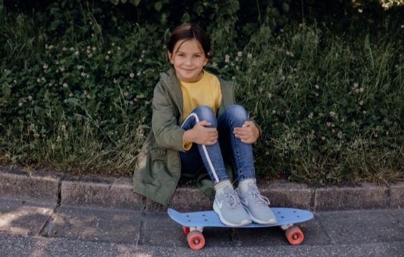 Mädchen Skateboardfahren