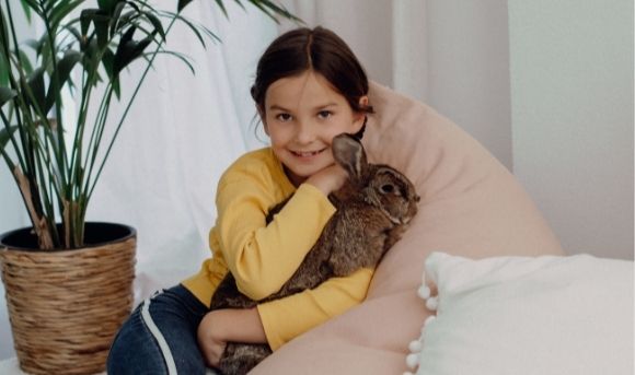 Kinder und Kaninchen