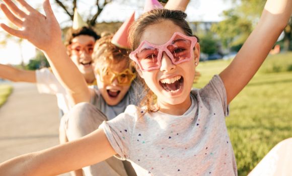 Kinder feiern Ferienbeginn