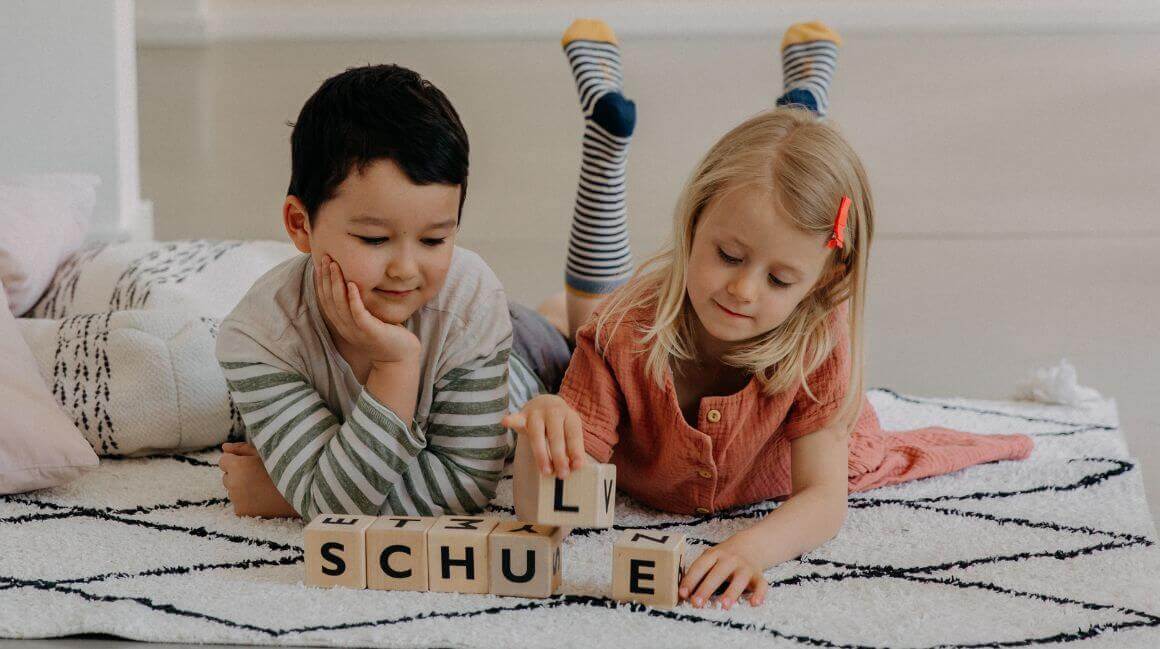 Kinder spielen mit Holzwürfeln