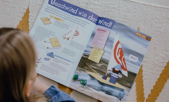 Mädchen macht ein Experiment