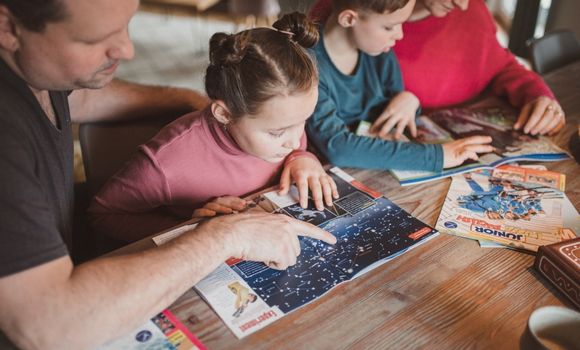 Vater und Tochter betrachten eine Sternenkarte
