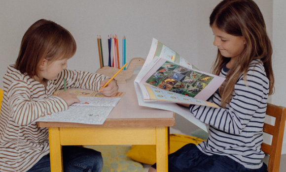 Kinder lernen motiviert am Schreibtisch