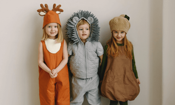 Kinder in Faschingskostümen