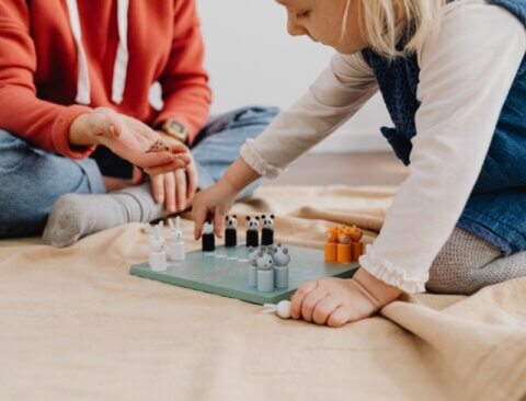 Kinder spielen Brettspiele