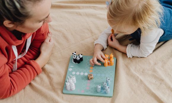 Mutter und Tochter spielen Mensch ärgere dich nicht