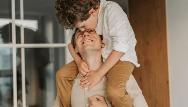 Vater trägt seinen Sohn auf den Schultern
