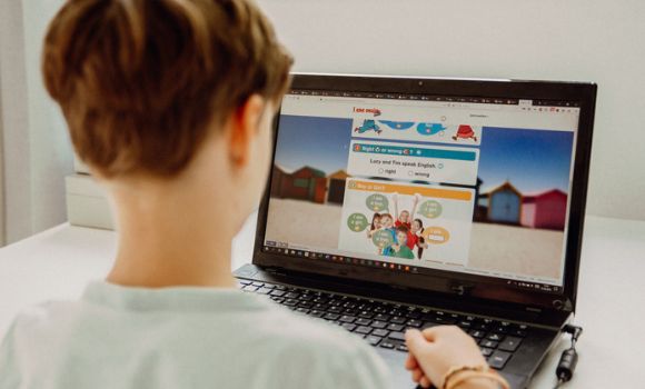 Junge lernt am PC spielerisch Englisch