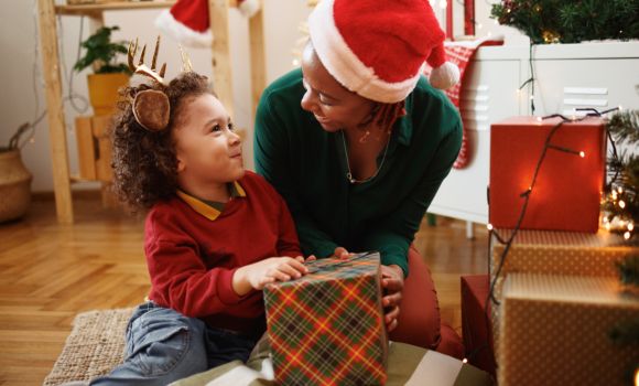 Mutter und Sohn feiern Weihnachten mit Geschenken