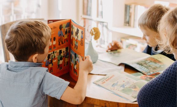Kinder lesen in Zeitschriften