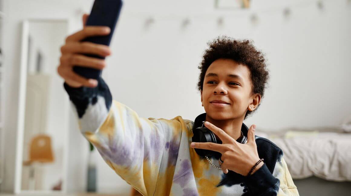 Junge macht ein Selfie.