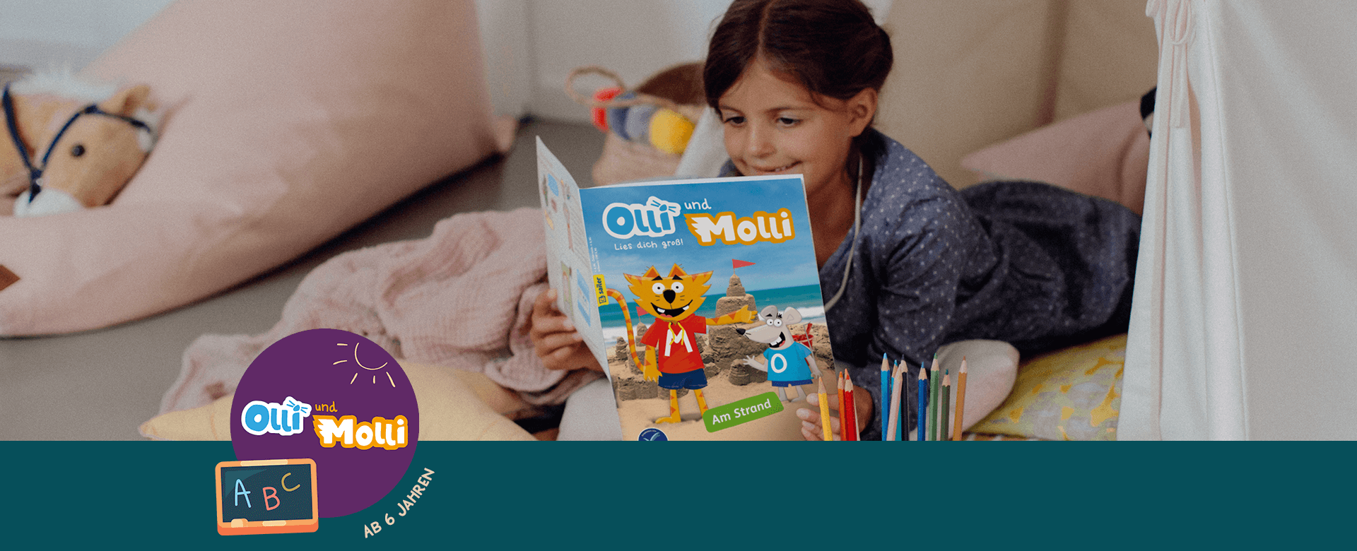 Ein lachendes Kind hält ein Magazin mit dem Titel 'Olli und Molli' in den Händen. Auf dem Cover sind eine Comic-Katze und ein lila Drache abgebildet. Unten auf dem Bild ist das Logo von 'Olli und Molli', ein Cartoon-Tafel mit den Buchstaben A, B, C und der Hinweis 'Ab 6 Jahren' zu sehen.