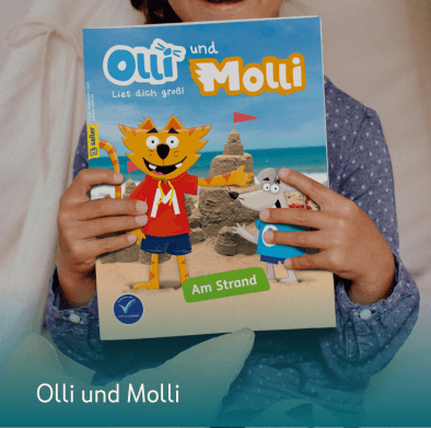 Ein Kind hält das Magazin 'Olli und Molli', Ausgabe 'Am Strand', in den Händen. Auf dem Cover sind die Comic-Figuren Molli, eine orangefarbene Katze im roten Hemd, und Olli, eine kleine graue Maus mit blauem Hemd, vor einer Sandburg am Strand abgebildet. Text auf dem Cover: 'Lies dich groß!' und 'ab 6 Jahren'.