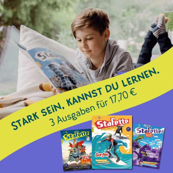 Ein Junge liest konzentriert eine Zeitschrift auf einem Sofa. Im Vordergrund befindet sich ein Banner mit der Aufschrift 'Stark sein, kannst du lernen. 3 Ausgaben für 17,70 €'. Unten sind drei Ausgaben der Zeitschrift 'Stafette' abgebildet, deren Titel auf Abenteuer und Bildung hinweisen.