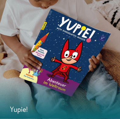 Ein Kind hält eine Zeitschrift mit dem Titel 'Yupie! Mein Kindergarten-Magazin'. Das Cover der Zeitschrift zeigt die Cartoon-Figur SamSam in einem roten Anzug mit einem Cape im Weltraum. Oben steht 'Abenteuer im Weltraum'.