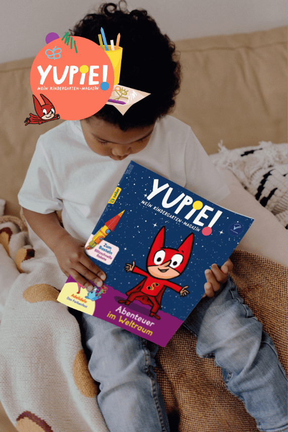 Ein Kind sitzt auf einem Sofa und hält eine Zeitschrift mit dem Titel 'YUPIE! Mein Kindergarten-Magazin'. Das Cover zeigt eine Zeichnung einer Comic-Figur im Weltraum. Oben links im Bild befindet sich ein Logo mit Schriftzug 'YUPIE!' und Symbolen wie einem Stift und Pinsel.