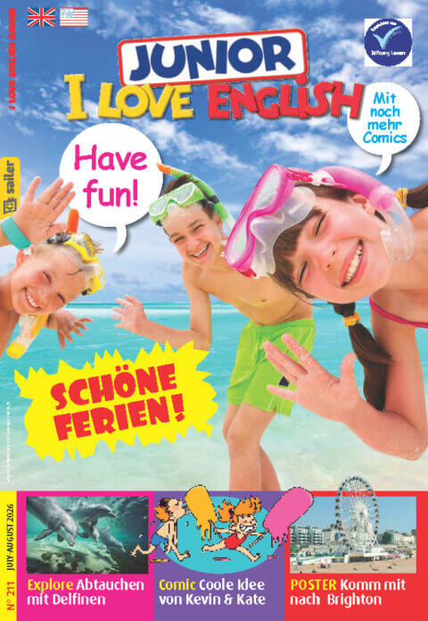 Titelseite einer Zeitschrift für Kinder mit dem Titel 'Junior I Love English'. Drei fröhliche Kinder im Badeanzug tragen Schnorchelmasken und stehen im klaren Wasser am Strand. Sprechblasen zeigen 'Have fun!' und 'Mit noch mehr Comics'. 'Schöne Ferien!' steht in großer, gelber Schrift. Unten sind drei Themenvorschläge abgebildet: Delfine beobachten, ein Comic mit Kevin & Kate, und ein Poster von Brighton.