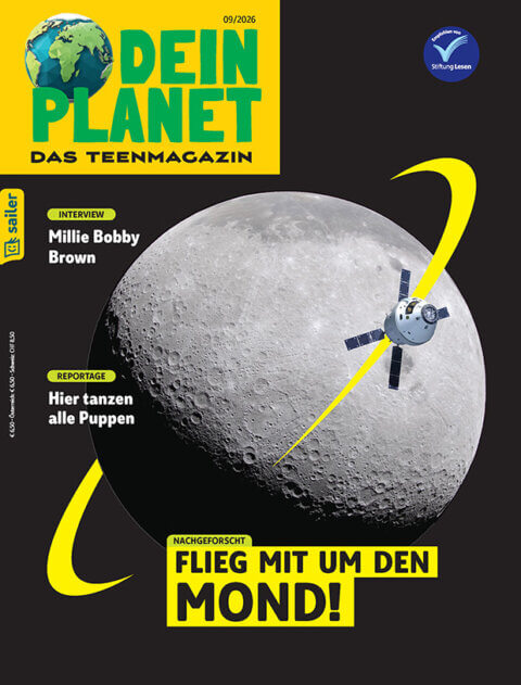 Titelbild der Zeitschrift 'Dein Planet - Das Teenmagazin' mit der Ausgabe 09/2026. Oben links ist ein Bild der Erde. Großes Bild des Mondes mit einem Raumschiff, das den Mond umkreist. Gelbe Schrift mit Slogans: 'FLIEG MIT UM DEN MOND!'. Weitere Texte kündigen ein Interview mit einer prominenten Person und eine Reportage 'Hier tanzen alle Puppen' an. Oben rechts Logo der Stiftung Lesen. Links ist das Logo des Sailer Verlags zu sehen.