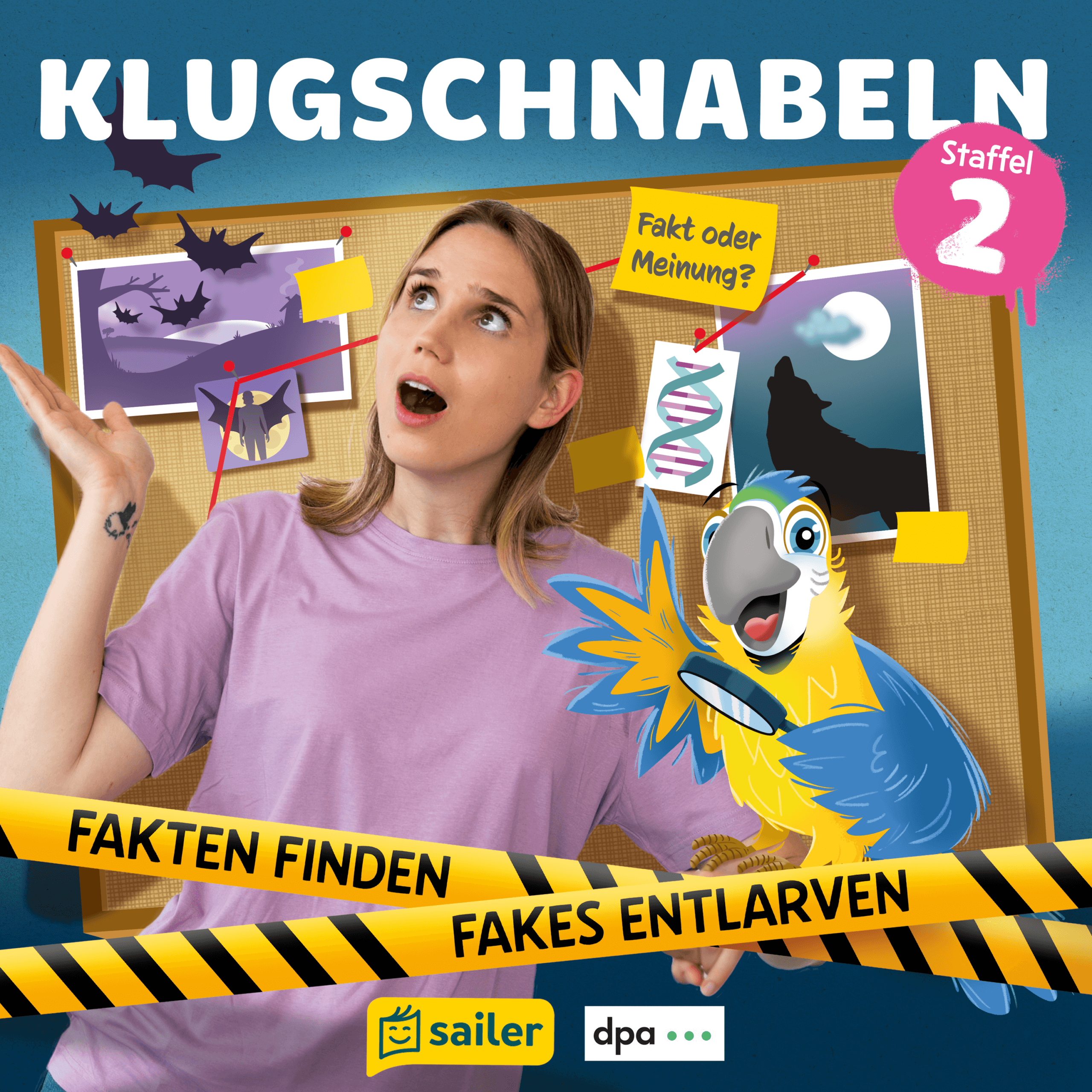 cover_motiv_rgb Sheena, eine junge Frau in einem lila T-Shirt, steht vor einer Pinnwand mit Illustrationen von Fledermäusen, einer DNA-Spirale und einem Wolfsschatten. Über ihr steht 'Klugschnabeln', daneben 'Staffel 2'. Außerdem ist ein gelbes Absperrband mit der Aufschrift 'Fakten finden, Fakes entlarven' zu sehen. Pino, ein Papagei, hält einen Stift. Unten sind die Logos von Sailer Verlag und dpa zu sehen.