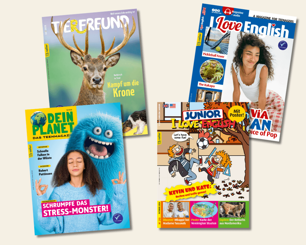 Das Bild zeigt vier Zeitschriften des Sailer Verlags für Kinder und Jugendliche. Links oben ist 'Tierfreund' mit einem Hirsch auf dem Cover und dem Titel 'Kampf um die Krone'. Rechts oben ist 'I Love English' mit einem Foto einer lächelnden jungen Frau und Themen wie 'Pickleball Fever'. Links unten ist 'Dein Planet' mit einem Mädchen und einem blauen Monster, das die Hände zum Meditieren hebt, mit dem Titel 'Schrumpfe das Stress-Monster!'. Rechts unten ist 'Junior I Love English' mit einem Comic-Cover, das zwei spielende Kinder zeigt, und dem Thema 'Kevin und Kate: Rechne und treffe genau!'.